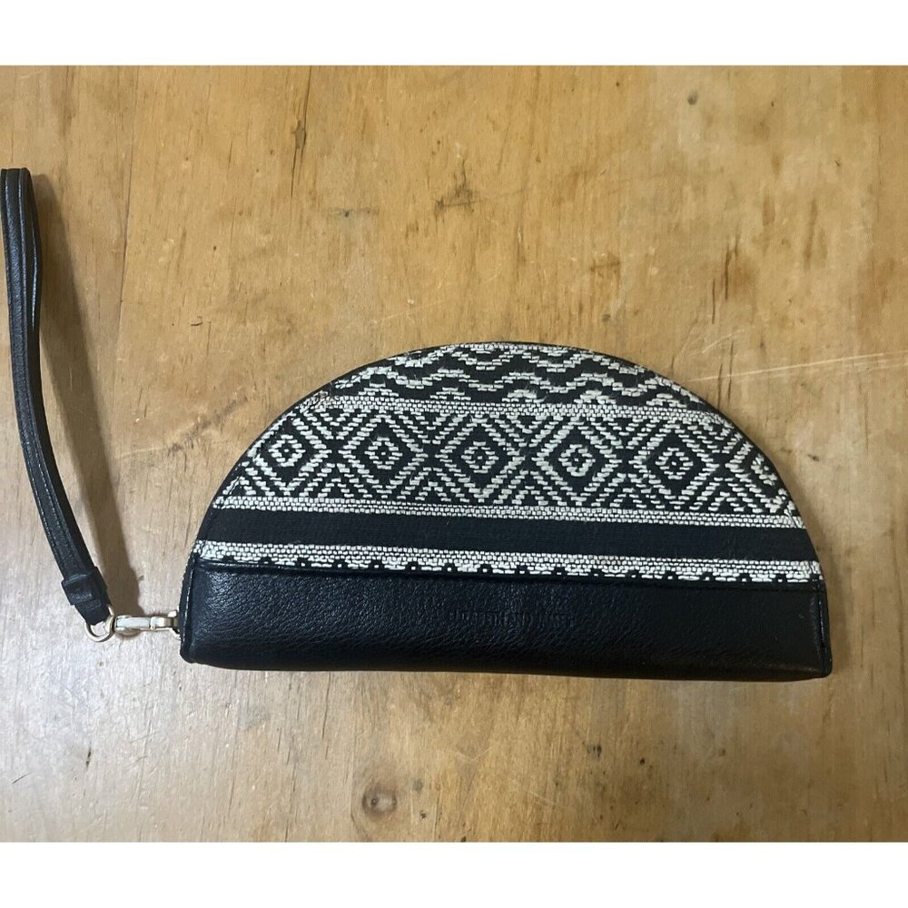 NWOT Elizabeth And James Moon Shaped Semi Circle Black And White Wristlet Wallet